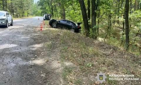 Пошкоджене легкове авто біля дерева на узбіччі дороги