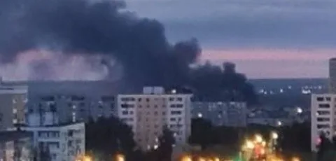 Чорний дим над житловими будинками в місті