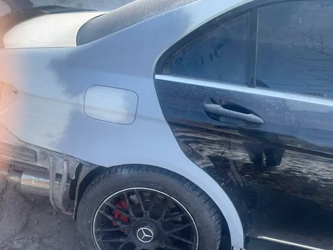 Пошкоджена дверь та крило білого автомобіля Mercedes