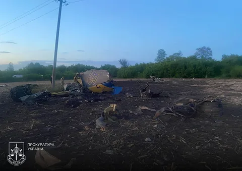 Місце падіння військового літака з обломками на полі