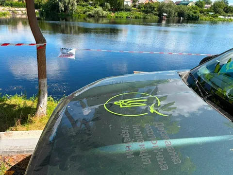 Затоплені автомобілі на річці з написами на склі