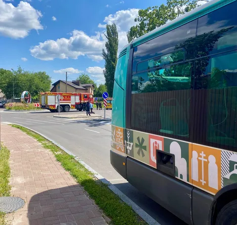 Автобус мобільного центру допомоги на вулиці міста