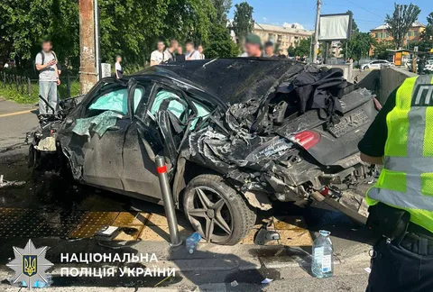 Пошкоджений автомобіль після зіткнення з підземним переходом