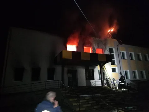 Будівля ліцею з вогнем у вікнах вночі