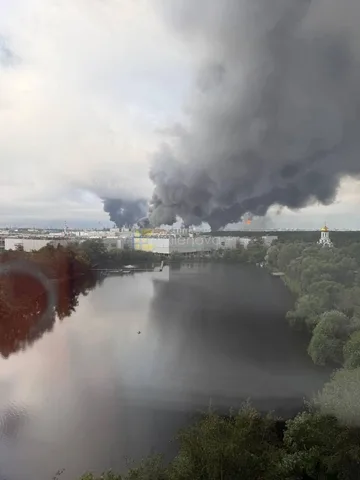 Дим над промисловим об'єктом біля річки в Москві