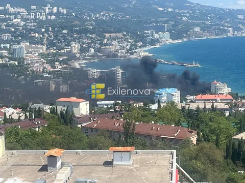 Вид на Ялту з дымом над портовою зоною
