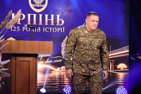 Військовослужбовець у камуфляжній формі на сцені під час святкування