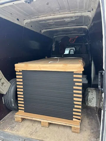 Меблі на піддонах у вантажному автомобілі