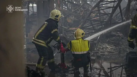 Пожежники гасять пожежу в зруйнованій будівлі