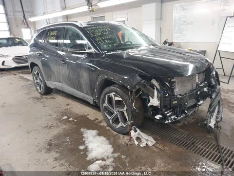 Чорний позашляховик з пошкодженнями кузова в автосервісі