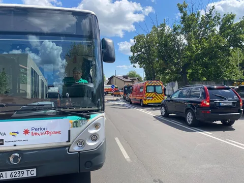 Автобус та автомобілі на дорозі в Вишневому