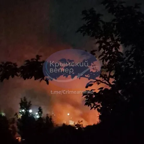 Нічне небо з вогнем та димом над територією