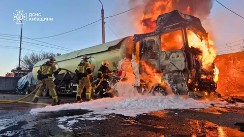 Пожежники гасять горючий автомобіль на вулиці