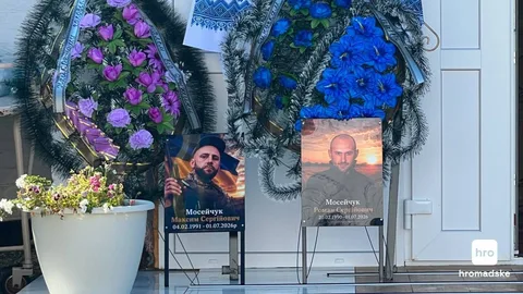 Квіти та портрети на меморіальній церемонії прощання