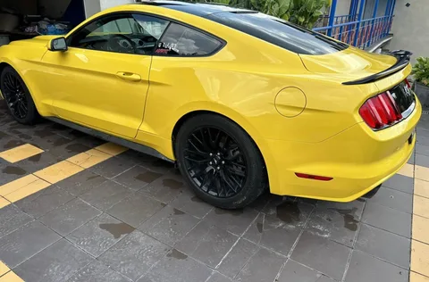 Жовтий спортивний автомобіль на паркінгу