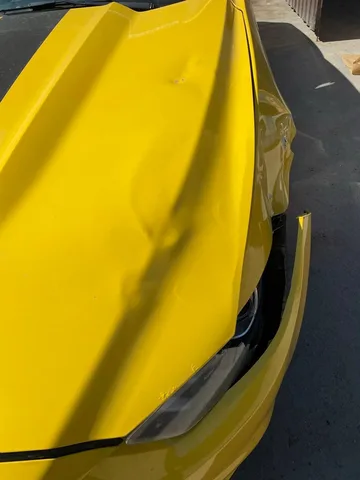 Жовтий автомобіль під час кузовного ремонту