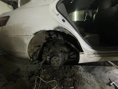 Пошкоджене колесо та крило білого автомобіля