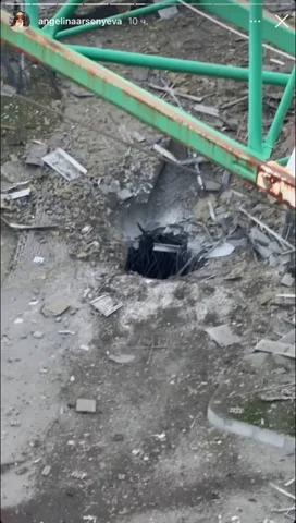 Вхід до підземного укриття серед руйнувань будівлі