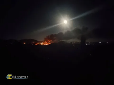 Нічне небо з вогнем та світлом від вибуху