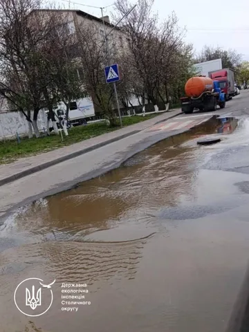 Затоплена вулиця з калюжами води та вантажівкою
