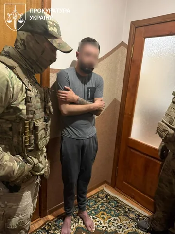 Військовослужбовці проводять допит чоловіка в приміщенні