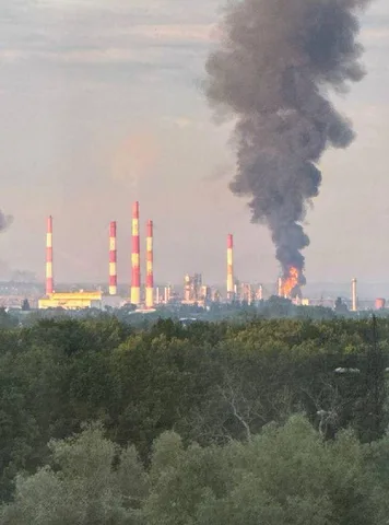 Промислове підприємство з димом від пожежі та вибуху