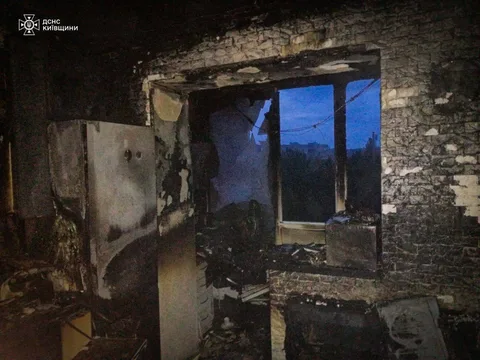 Пошкоджена квартира з обгорілим холодильником і вибитими вікнами