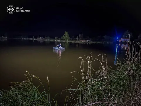 Рятувальники на човні в озері вночі